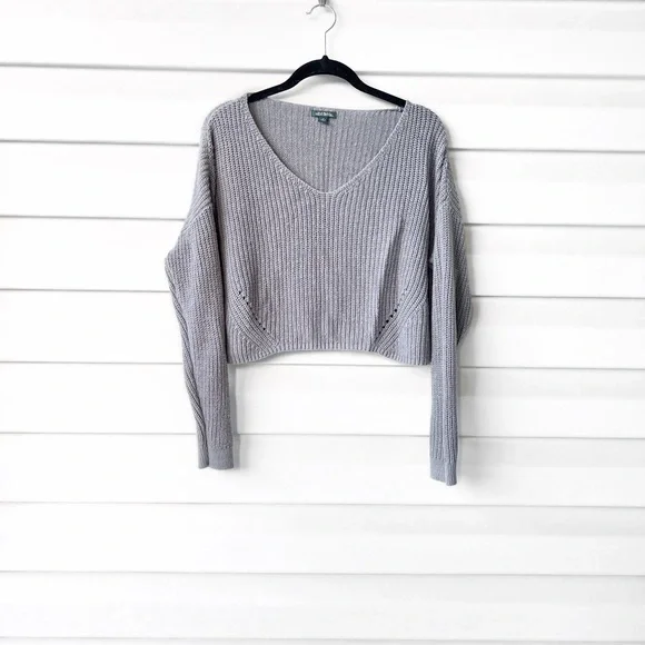 V-Neck Pullover Cropped Sweater - Picture 9 of 9